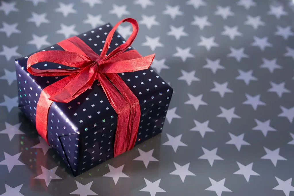 Nell'immagine un pacchetto regalo