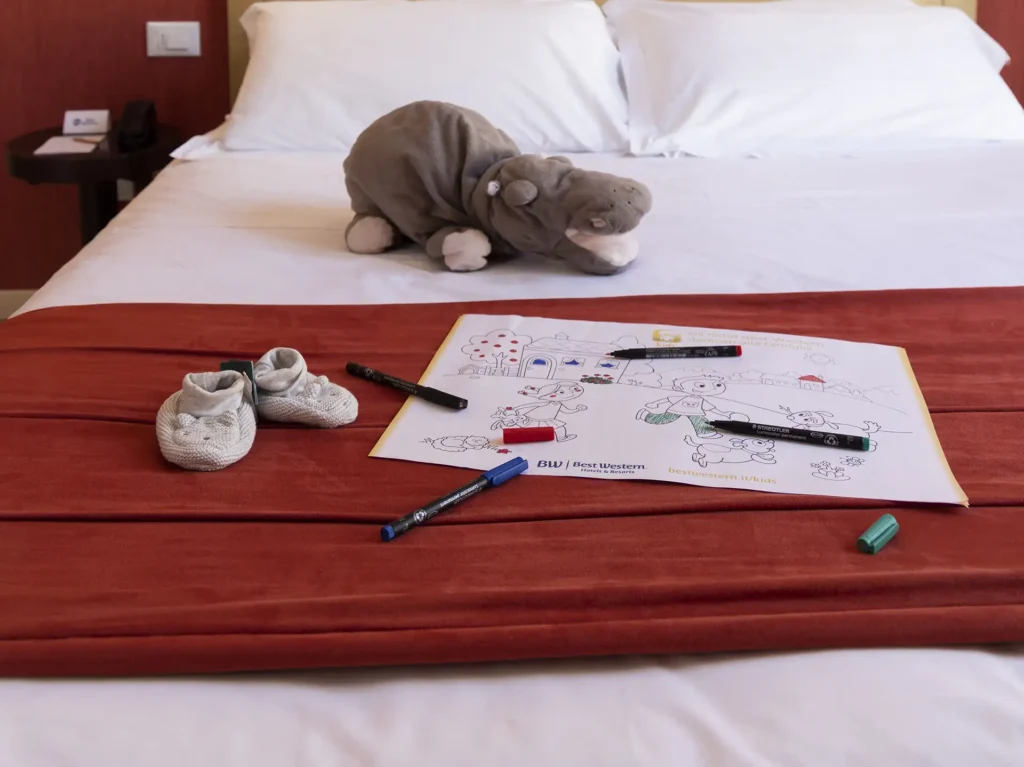 Nell'immagine una camera family con alcuni giochi sul letto matrimoniale